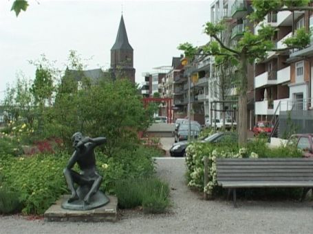 Emmerich : Rheinpromenade, im Bild links die Skulptur "Mundharmonikaspieler", von Dieter von Levetzow, Kranenburg